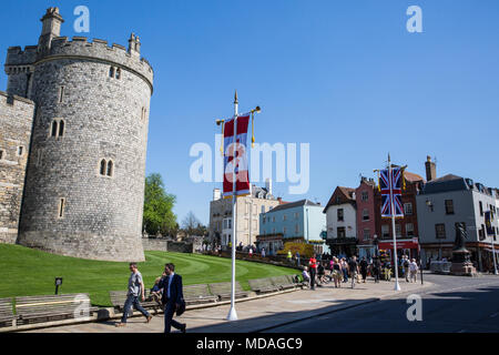 Windsor, Regno Unito. 19 Aprile, 2018. Bandiere del Commonwealth visualizzati in preparazione per i capi di governo del Commonwealth leader dell' ritiro al Castello di Windsor. I leader del Commonwealth sono attesi per discutere il Principe di Galles' offerta ad aderire alla sua madre ruolo del Commonwealth durante il ritiro. Credito: Mark Kerrison/Alamy Live News Foto Stock