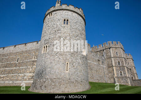 Windsor, Regno Unito. 19 Aprile, 2018. Bandiere del Commonwealth visualizzati in preparazione per i capi di governo del Commonwealth leader dell' ritiro al Castello di Windsor. I leader del Commonwealth sono attesi per discutere il Principe di Galles' offerta ad aderire alla sua madre ruolo del Commonwealth durante il ritiro. Credito: Mark Kerrison/Alamy Live News Foto Stock