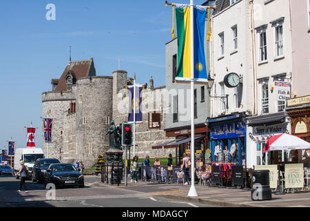 Windsor, Regno Unito. 19 Aprile, 2018. Bandiere del Commonwealth visualizzati in preparazione per i capi di governo del Commonwealth leader dell' ritiro al Castello di Windsor. I leader del Commonwealth sono attesi per discutere il Principe di Galles' offerta ad aderire alla sua madre ruolo del Commonwealth durante il ritiro. Credito: Mark Kerrison/Alamy Live News Foto Stock