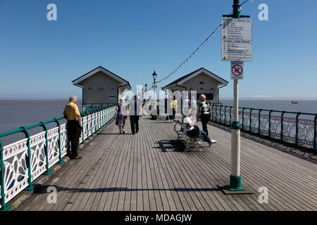 Penarth, Wales, Regno Unito. Il 19 aprile 2018. Regno Unito Meteo. Unseasonal temperature calde sul lungomare Penatth porta le persone a fare uso del tempo caldo. Giovani e anziani, famiglie prendere vantaggio di aria di mare e attrae anche il traffico pesante per il lungomare di piccole dimensioni. Richard Donovan/Live Alamy News Foto Stock