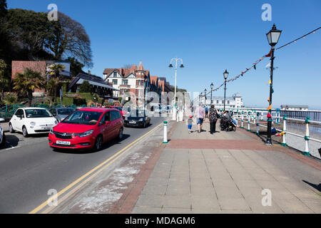 Penarth, Wales, Regno Unito. Il 19 aprile 2018. Regno Unito Meteo. Unseasonal temperature calde sul lungomare Penatth porta le persone a fare uso del tempo caldo. Giovani e anziani, famiglie prendere vantaggio di aria di mare e attrae anche il traffico pesante per il lungomare di piccole dimensioni. Richard Donovan/Live Alamy News Foto Stock