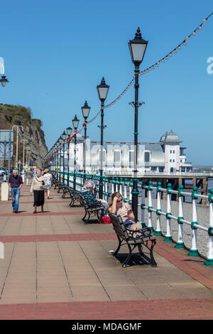 Penarth, Wales, Regno Unito. Il 19 aprile 2018. Regno Unito Meteo. Unseasonal temperature calde sul lungomare Penatth porta le persone a fare uso del tempo caldo. Giovani e anziani, famiglie prendere vantaggio di aria di mare e attrae anche il traffico pesante per il lungomare di piccole dimensioni. Richard Donovan/Live Alamy News Foto Stock