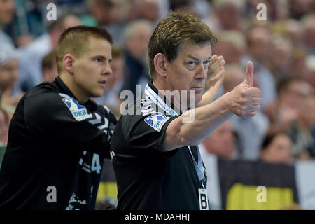 Kiel, Germania. Xix Apr, 2018. 19 aprile 2018, Kiel, Germania: pallamano, Bundesliga, THW Kiel vs Fuechse Berlino, Sparkassen-Arena, Berlin's coach Elimir Petkovic che sorregge il pollice. Credito: Axel Heimken/dpa/Alamy Live News Foto Stock