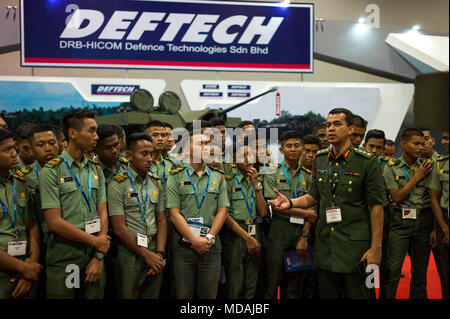 Kuala Lumpur, Malesia on April 19, 2018. Royal Military College gli studenti sono visti durante la difesa dei servizi Asia (DSA) 2018 mostra internazionale a MITEC(Malaysia International Trade & Exhibition Center) di Kuala Lumpur in Malesia il 19 aprile 2018. Il DSA 2018 è il top 5 difesa mostra in tutto il mondo. 1.500 aziende provenienti da 60 nazioni e circa 42.000 visitatori professionali da tutto il mondo hanno partecipato alla mostra. Credito: Chris JUNG/Alamy Live News Foto Stock