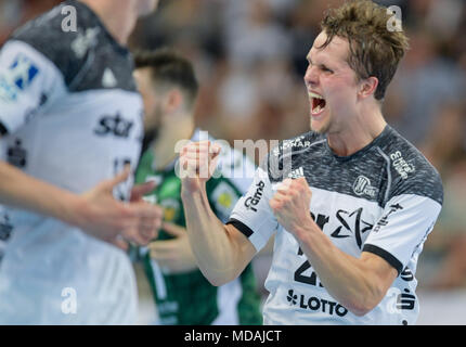 Kiel, Germania. Xix Apr, 2018. 19 aprile 2018, Kiel, Germania: pallamano, Bundesliga, THW Kiel vs Fuechse Berlino, Sparkassen-Arena: Kiel's Emil Frend Oefors celebra un obiettivo. Credito: Axel Heimken/dpa/Alamy Live News Foto Stock