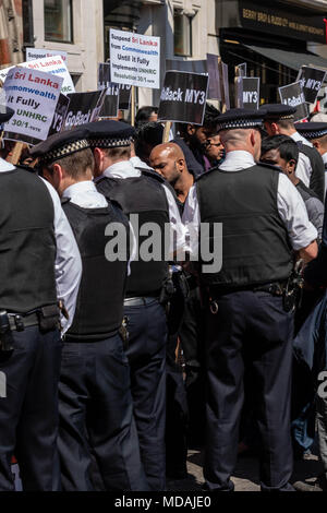 Londra, Regno Unito. 19 aprile 2018, Tamil protestare contro Sri Lanak al di fuori della Commonweatlh capi di governo la polizia spostato in su la protesta Tamil in vigore per rimuovere le rive posto sulla parte anteriore della dimostrazione per rappresentare mancante tamil. La polizia ha paura che essi sarebbero stati utilizzati come armi. incontro a Londra, Regno Unito. Credit Ian Davidson/Alamy Live news Foto Stock