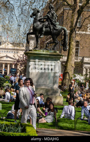 Londra 19 Aprile 2018 londinesi godetevi il giorno più caldo dell'anno Credit Ian Davidson/Alamy Live News Foto Stock