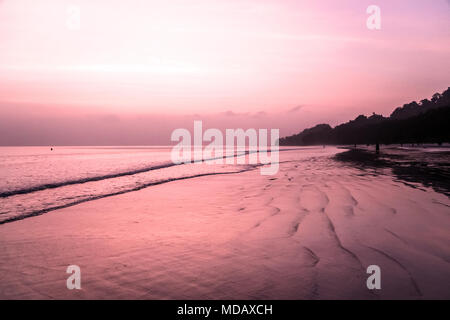 Momento romantico, Radhanagar Beach, Havelock Island. magnifica bellezza al tramonto sulla spiaggia più bella in Asia. Foto Stock