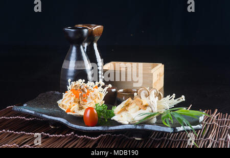 La cucina giapponese. grigliate di pesce di shell sullo sfondo Foto Stock