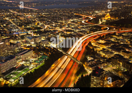 WASHINGTON - Vista notturna di Seattle dalla torre del Columbia Center Sky View Observatory a sud-est sullo svincolo i-90/i-5 per il lago Washington. 2012 Foto Stock