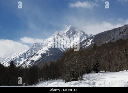 Picco di piramide a Maroon Bells in inverno con neve fresca Foto Stock