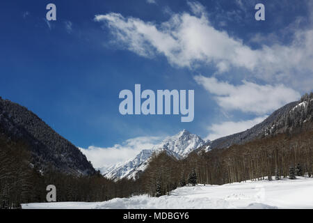 Picco di piramide a Maroon Bells in inverno con neve fresca Foto Stock