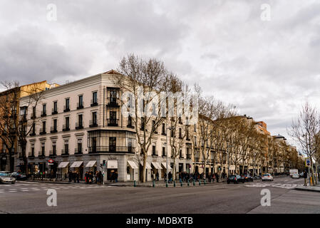 Madrid, Spagna - 7 Aprile 2018: Calle Serrano di Madrid nel quartiere di Salamanca un giorno nuvoloso. Salamanca è ben noto per essere uno dei più ricchi di ar Foto Stock