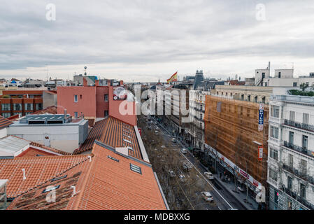 Madrid, Spagna - 7 Aprile 2018: angolo alto vista di Serrano Street nel quartiere di Salamanca un giorno nuvoloso. Salamanca è ben noto per essere uno dei bene Foto Stock