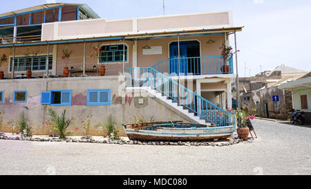 Barca di fronte a una casa Boa Vista / Isole di Capo Verde Foto Stock