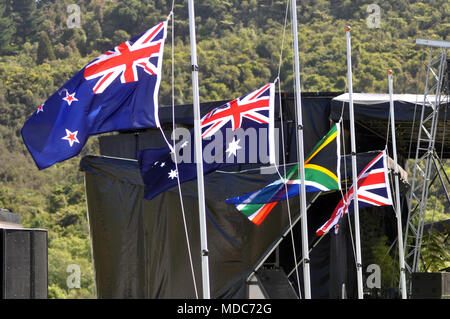 Greymouth, Nuova Zelanda, 2 dicembre 2010: bandiere a metà il montante durante il luccio fiume memoriale di servizio, tenuti in onore dei 29 uomini uccisi nel fiume luccio miniera vicino a Greymouth, 2010 Foto Stock