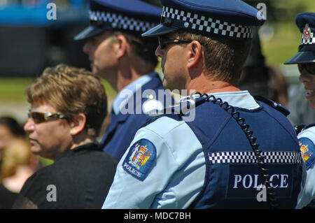 Greymouth, Nuova Zelanda, 2 dicembre 2010: la polizia tra la folla presso il fiume luccio memoriale di servizio, tenuti in onore dei 29 uomini uccisi nel fiume luccio miniera vicino a Greymouth, 2010 Foto Stock