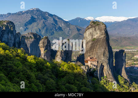 L'enorme roccia pilastri e monastero di Rousanou in Meteora, Grecia Foto Stock