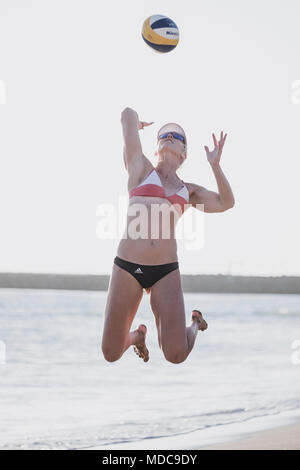 Femmina di beach volley player pratica con la sfera di Los Cristianos, Tenerife, Spagna Foto Stock