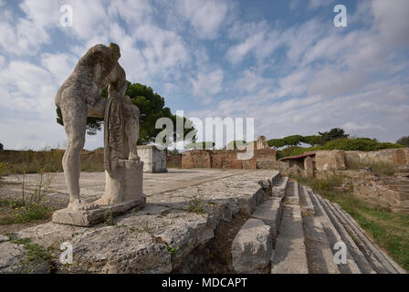 Decapitato statua, il Tempio di Ercole, Ostia Antica, Italia Foto Stock