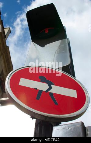 Umoristico arte dei graffiti su un cartello stradale nel centro di Parigi Foto Stock