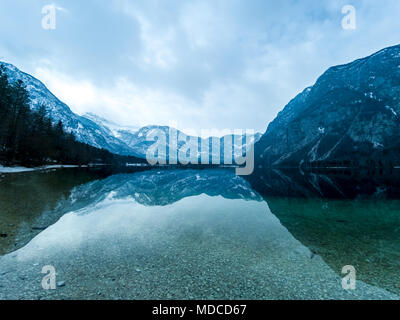 Inverno Bohinj con vista sul lago e la riflessione Foto Stock