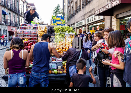 Città del Messico, messicano, ispanico latino latino latino etnico, centro storico, 5 de Febbraio, produrre frutta camion, uva, arance, mele, strada Foto Stock