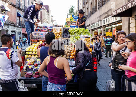 Città del Messico, messicano, ispanico latino latino latino etnico, centro storico, 5 de Febbraio, produrre frutta camion, uva, arance, mele, strada Foto Stock