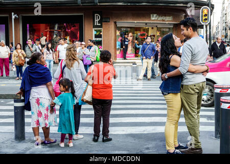 Città del Messico, messicana, ispanica latino latino latino etnico, centro storico, intersezione, occupato, pedoni, attraversamento di strada, adulti uomo uomini ma Foto Stock