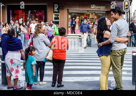 Città del Messico, messicana, ispanica latino latino latino etnico, centro storico, intersezione, occupato, pedoni, attraversamento di strada, adulti uomo uomini ma Foto Stock