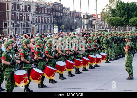 Città del Messico,messicano,ispanico,centro storico,Plaza de la Constitucion Costituzione Zocalo,cerimonia di abbassamento bandiera,uomo uomo maschio,donna femmina wome Foto Stock