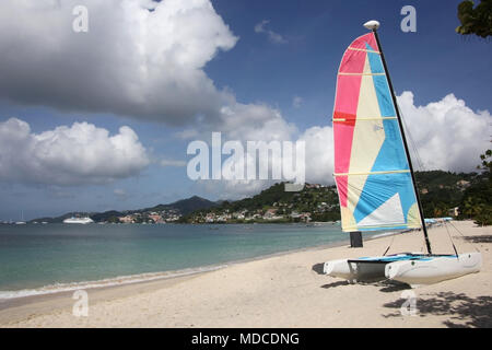 Bel Grand Anse Beach di St Georges in background e colorata barca in primo piano, Grenada, dei Caraibi. Foto Stock