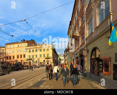 Leopoli, Oblast di Leopoli / Ucraina - 2010/04/12: Lviv centro storico quartiere della Città Vecchia e la Piazza del Mercato con la chiesa carmelitana e Museo Street Foto Stock