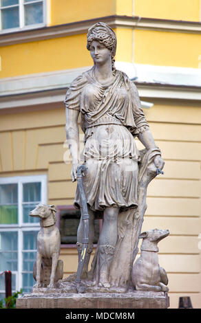 Leopoli, Oblast di Leopoli / Ucraina - 2010/04/12: Lviv centro storico quartiere della Città Vecchia e la Piazza del Mercato con la Statua di Diana di fronte al Palazzo del Municipio Foto Stock