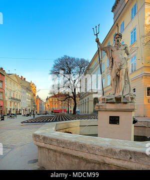 Leopoli, Oblast di Leopoli / Ucraina - 2010/04/12: Lviv centro storico quartiere della Città Vecchia e la Piazza del Mercato con la statua di Nettuno davanti al Palazzo del Municipio Foto Stock