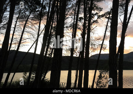 Tramonto al serbatoio Terradets, dei Pirenei catalani, Spagna Foto Stock