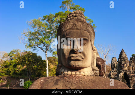 Uno dei guardiani del tempio presso il cancello principale al XII secolo, tempio Bayon, Angkor Wat complessa, Siem Reap, Cambogia. Fondata dal Re Jayavarman VII Foto Stock