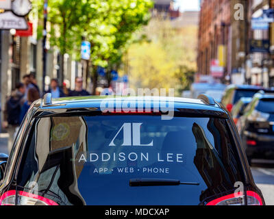 Addison Lee taxi in attesa di passeggeri in Spitalfields, a est di Londra. La società gestisce una flotta di veicoli 4000, principalmente in Londra Foto Stock