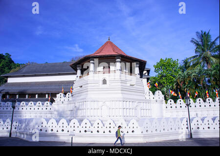 Tempio della Sacra Reliquia del Dente, che ospita la Reliquia del Dente del Buddha. Vista del padiglione ottagonale, Paththirippuwa o Pattirippuwa Foto Stock