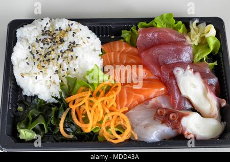 Sashimi con tonno, salmone, amberjack, polpo. Come una pianta vegetale alghe, Insalata di carote, lo zenzero. Il condimento wasabi, la salsa di soia. Foto Stock