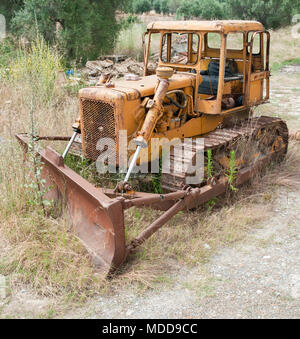 Rusty abbandonato bulldozer lasciati a marcire in un campo Foto Stock