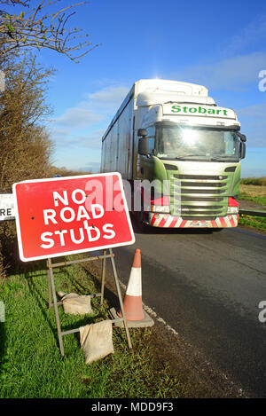 Autocarro passando un cartello di segnalazione di nessuna strada prigionieri/gatti occhi in strada davanti bubwith Yorkshire Regno Unito Foto Stock