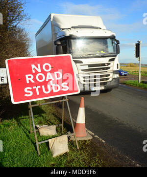 Autocarro passando un cartello di segnalazione di nessuna strada prigionieri/gatti occhi in strada davanti bubwith Yorkshire Regno Unito Foto Stock