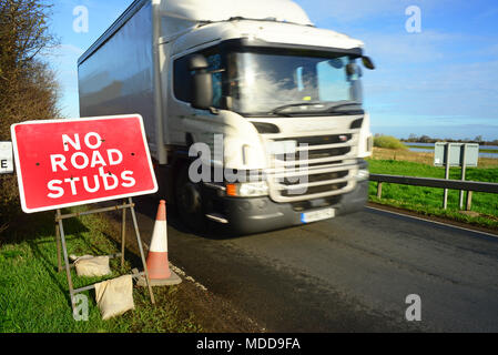 Autocarro passando un cartello di segnalazione di nessuna strada prigionieri/gatti occhi in strada davanti bubwith Yorkshire Regno Unito Foto Stock