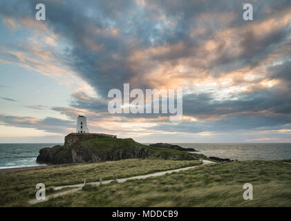Immagine di panorama di Twr Mawr Faro sulla Ynys Llanddwyn Island in Angelsey al tramonto Foto Stock
