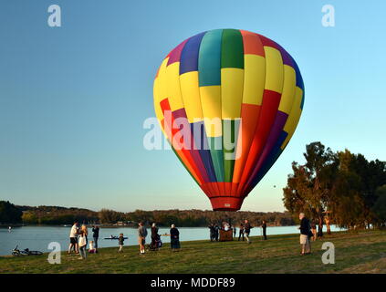 A Canberra, Australia - 11 Marzo 2018. Grande colorata mongolfiera atterrato al Lago Burley Griffin, come parte del palloncino spettacolare Festival. Foto Stock