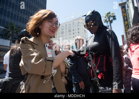 HOLLYWOOD - Aprile 16, 2018: Casuale di persone non identificate e turistiche per le strade della città di Hollywood, CA. Foto Stock