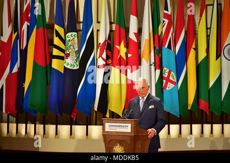 Il Principe di Galles parla durante l'apertura formale dei capi di governo del Commonwealth riuniti nella sala da ballo a Buckingham Palace a Londra. Foto Stock