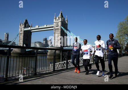 Il Kenya è Daniel Wanjiru, Etiopia's Kenenisa Bekele, KENIOTA ELIUD KIPCHOGE e Etiopia's Guye Adola posano per una foto nella parte anteriore del ponte della torre durante il media day al Tower Hotel, Londra. Foto Stock