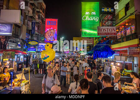 La vita notturna a Khaosan Road nel centro di Bangkok Foto Stock